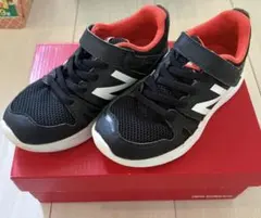 New Balance キッズスニーカー ブラック/オレンジのサムネイル