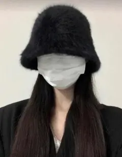黒いファーバケットハット