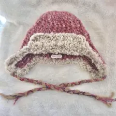 手編みの赤とベージュのニット帽子