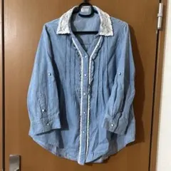 レース付き襟のライトブルーシャツ　バックレース　ハシゴリボン　レース襟　デニム風