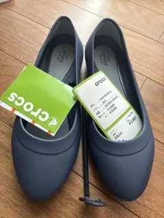 未使用タグ付き　crocs lina flat w ネイビー 23cmのサムネイル
