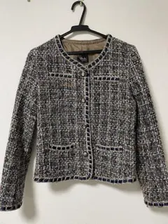 ノーカラージャケット 金ボタン 上質デザイン