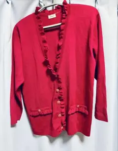 赤いフリル付きカーディガン