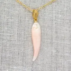 桜彫り入り 牙形 深海 珊瑚 ペンダント ネックレス 無染色(P493)