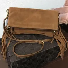 フリンジ使いスウェード調ショルダーバッグ