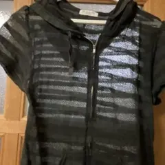透け感のあるベストのサムネイル