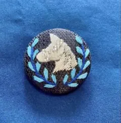 馬柄　手刺繍　ブローチ　芦毛馬頭　クリア　紺