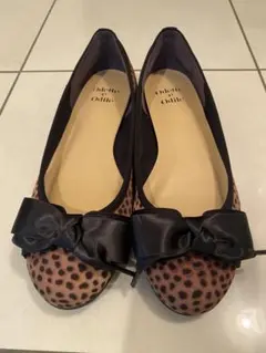 ヒョウ柄リボン付きフラットシューズ