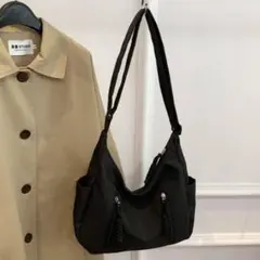 ショルダーバッグ 斜めがけ 軽量 大容量 カジュアル 黒 ブラック　軽量ナイロン