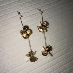 フラワーモチーフ ロングピアス ゴールドカラー 両耳用