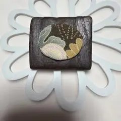 花柄刺繍の木製ブローチ　2個