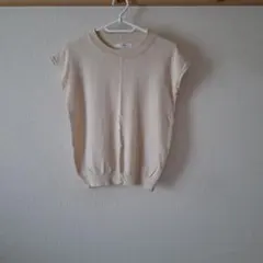ベージュ ノースリーブ ニット トップスのサムネイル