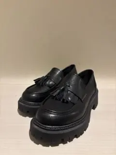 フリンジ付きブラックローファー厚底