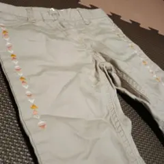 刺繍付きベージュスリムフィットパンツ　100cm