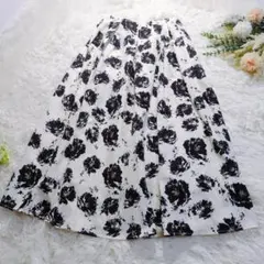 美品 a.v.v アーヴェヴェ ロングスカート S 白 黒 花柄 イトキンのサムネイル