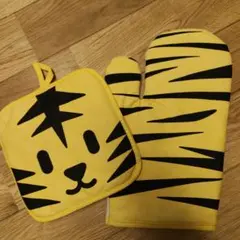 新品未使用　トラ柄 鍋つかみ ミトン 鍋敷き セットのサムネイル