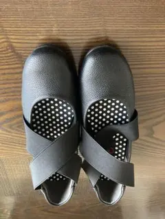 Popolare ブラック クロスストラップパンプス LL