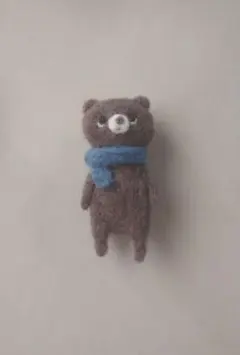 羊毛フェルト　くまさんブローチ　ハンドメイド