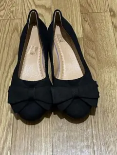 リボン付きブラックフラットシューズ