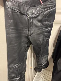 ブラックレザーパンツ ストレッチパネル付きメンズ