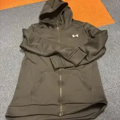 美品アンダーアーマー　黒色パーカー
