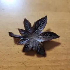 (昭和レトロ)木製ブローチ木彫り