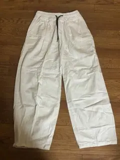 ホワイトストレートレッグパンツ