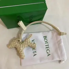 美品】BOTTEGA VENETA ラムスキン 犬型立体チャーム ピンク - メルカリ