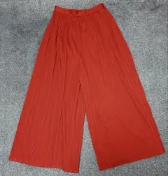 GU レッドプリーツワイドパンツ