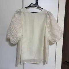 アイボリーシアー花柄刺繍パフスリーブブラウスclassicalelf Mのサムネイル