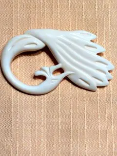 ブローチ　　アイボリー　白鳥