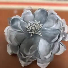 グレー 花モチーフ ブローチ