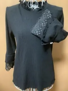 アクシーズファム 黒いフリル付き七分袖カットソートップス