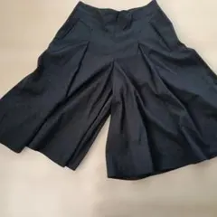 黒のプリーツキュロット