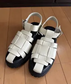 【新品】FRAY I.D グルカサンダル白のサムネイル