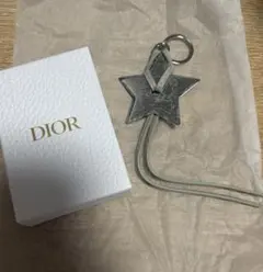 Dior 星型キーホルダー グレー