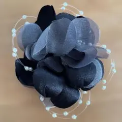 黒とグレーの花のブローチ