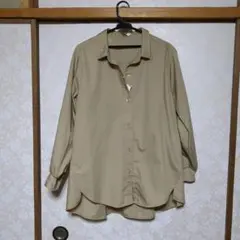 ベージュ 長袖シャツ ラウンドヘムのサムネイル