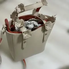 花の装飾付きベージュオレンジハンドバッグ