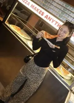Jennie着用　ヒョウ柄パンツ　デニム