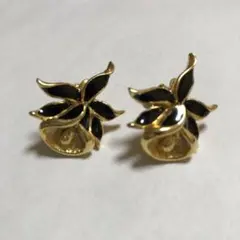 黒いエナメル花形イヤリング