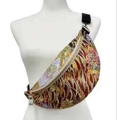 帯リメイク ボディバッグ　赤地に煌めく金糸・四季の花々　斜めがけ・軽量　一点物