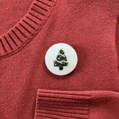 クリスマスツリー刺繍ブローチ　ビーズ　くるみボタン 38mm プレゼント　白
