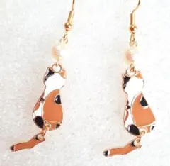 ふりふり尻尾の三毛猫ピアス　ブラウン