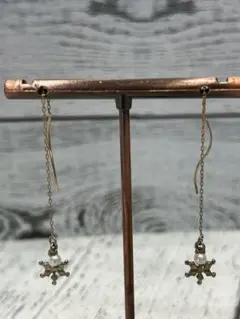 ピアス　ゴールド色　雪の結晶