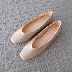 スクエアトゥ Vカット フラットパンプス　グレージュ