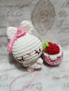 うさぎとイチゴのあみぐるみ