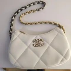 ホワイトキルティングショルダーバック　 ノベルティ