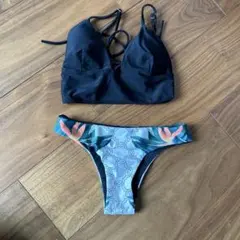セパレート水着 ブラックと花柄