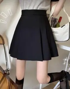 黒いプリーツミニスカート